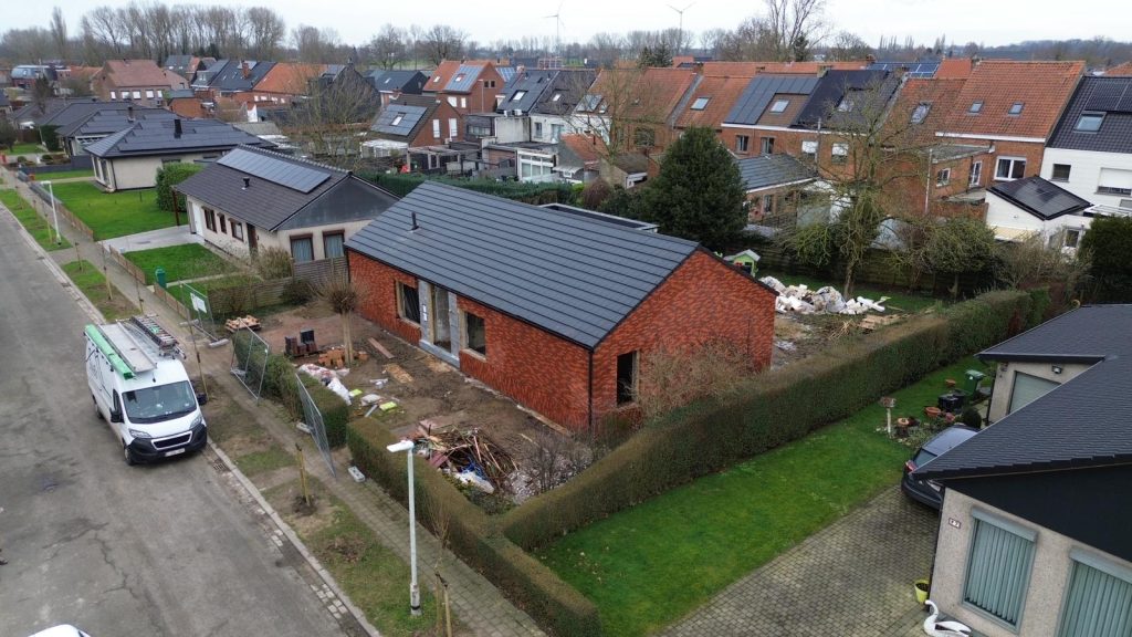 Dakrenovatie van een hellend dak uitgevoerd door Stebo Dakwerken in Hamme