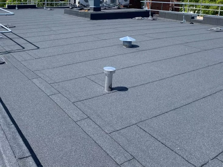 Plaatsing van een nieuw plat dak met duurzame dakbedekking